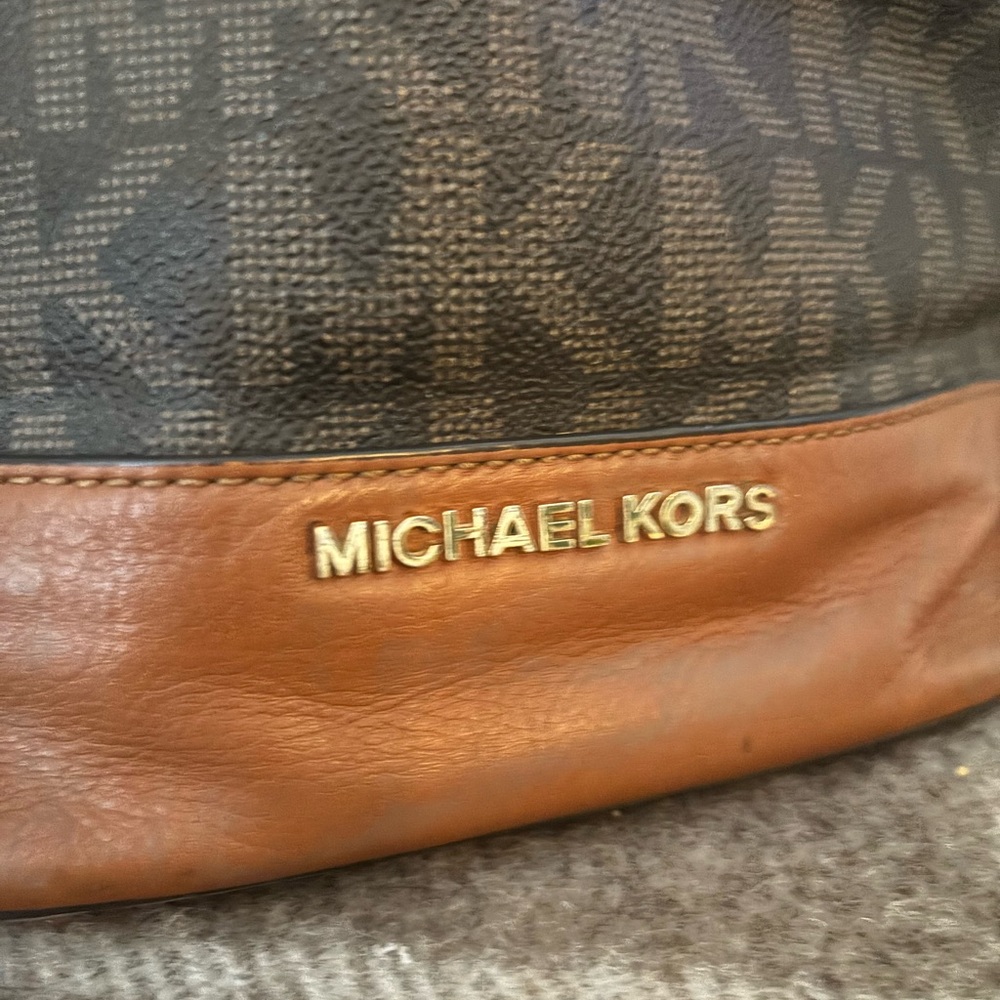 Micheal Kors crossbody - Picture 3 of 4